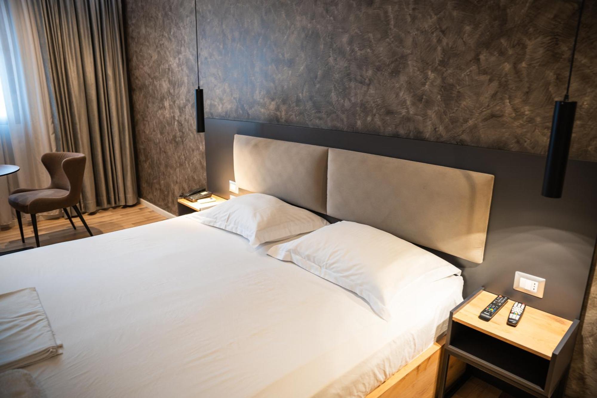 Center Boutique Hotel Tirana Extérieur photo