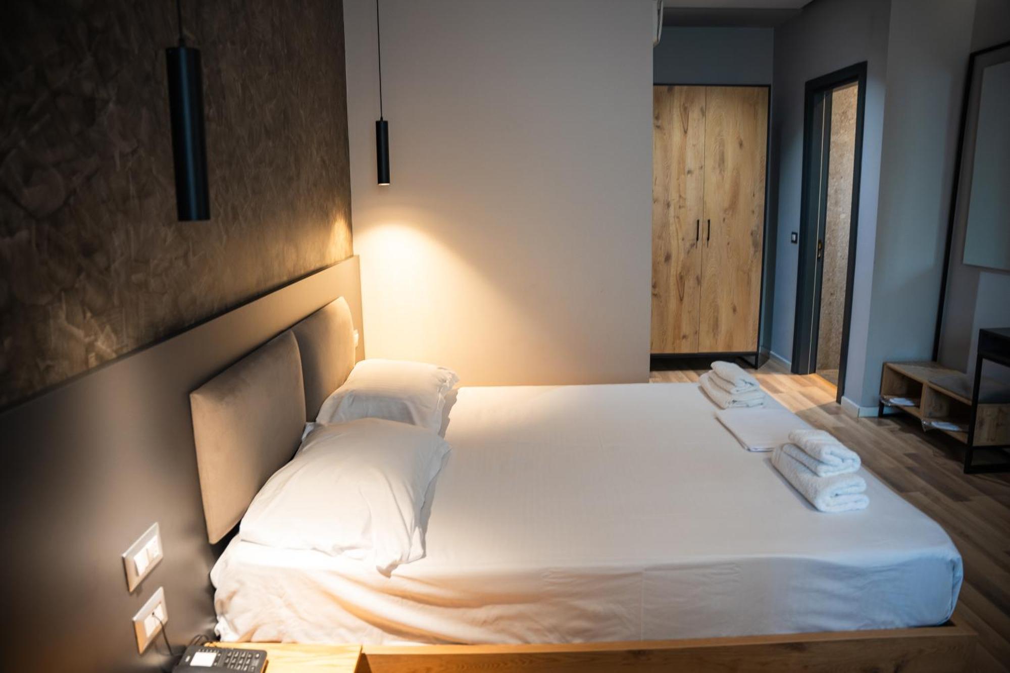 Center Boutique Hotel Tirana Extérieur photo